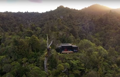 Casa 100% autossuficiente é construída com 5 contêineres