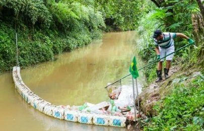 Homem cria ecobarreira caseira e retira 1 tonelada de lixo de rio