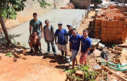 Voluntários fazem mutirão para construir casa e tirar família carente de barraco.